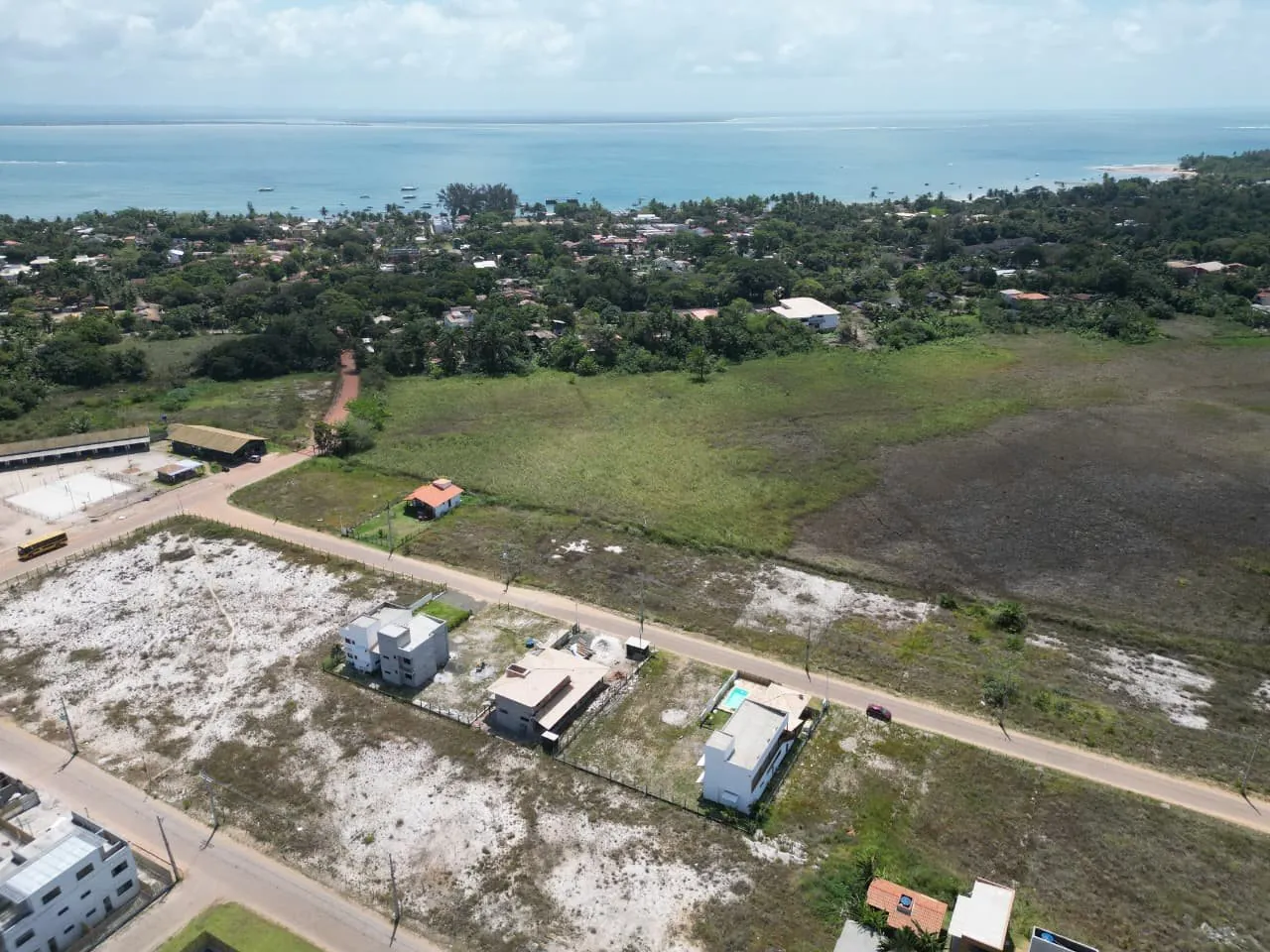 Vista aérea de Barra Grande, com o mar ao fundo e a vegetação em volta