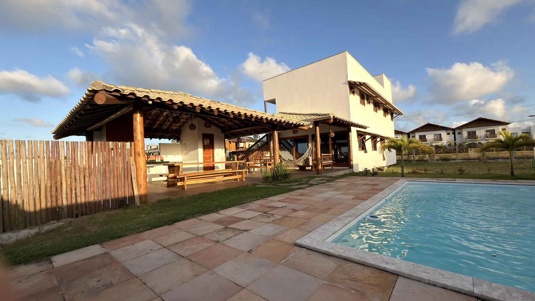 Piscina azul ao lado do deck de pedra